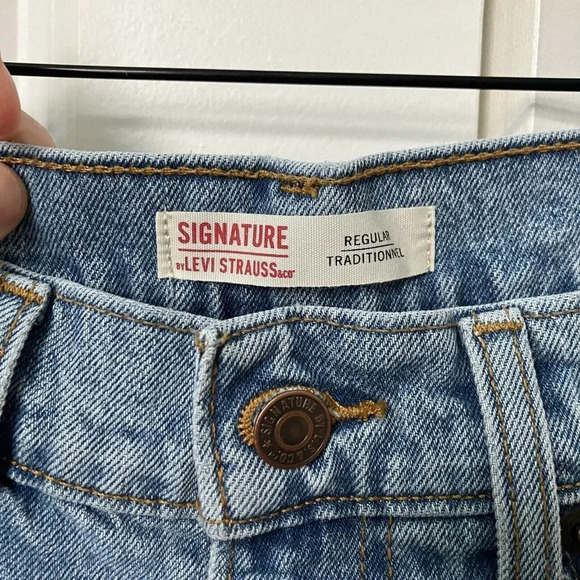 Signature Levi Strauss Regular Fit Light Wash  Jeans - Picture 2 of 5